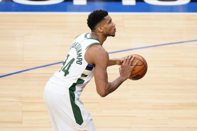 世界杯官方直播软件下载-再临绝境又要翻山 大战当前字母哥仍有轻松心态